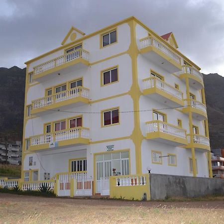 Residencial Trilhas & Montanhas Bed & Breakfast Ponta Do Sol Bagian luar foto