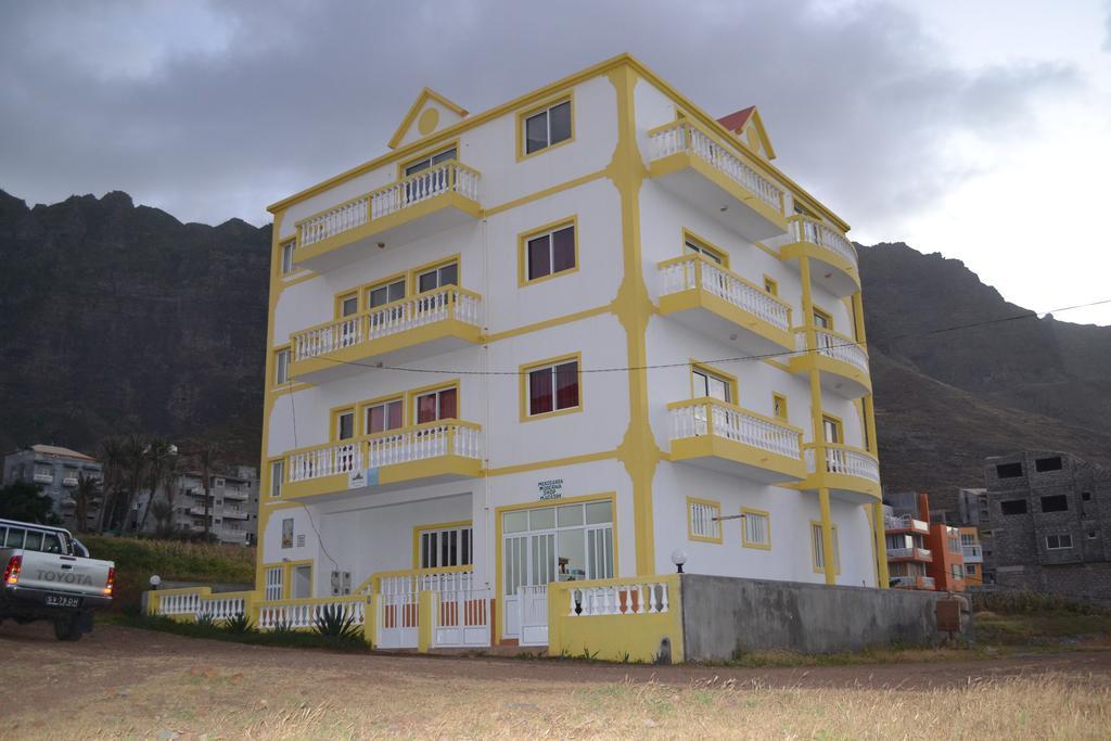 Residencial Trilhas & Montanhas Bed & Breakfast Ponta Do Sol Bagian luar foto